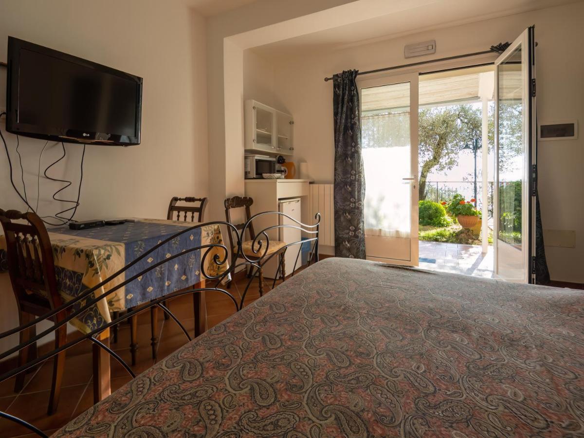 Tra Gli Ulivi Bed & Breakfast Pietra Ligure Dış mekan fotoğraf