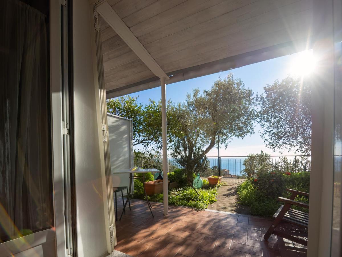 Tra Gli Ulivi Bed & Breakfast Pietra Ligure Dış mekan fotoğraf