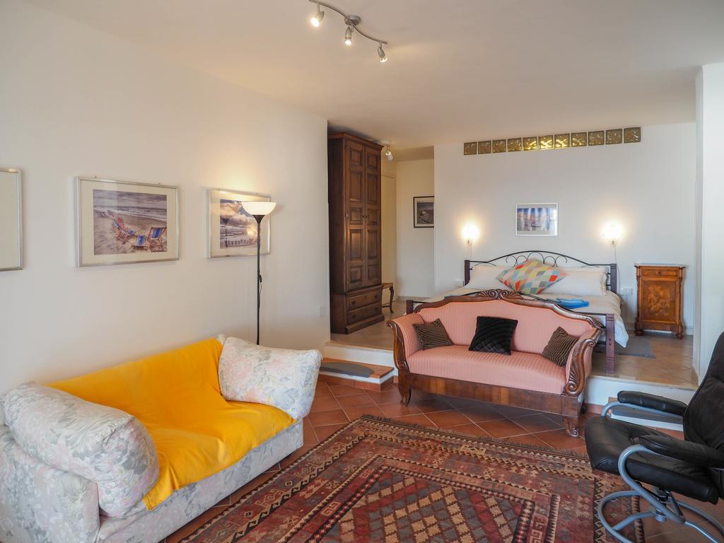 Tra Gli Ulivi Bed & Breakfast Pietra Ligure Oda fotoğraf