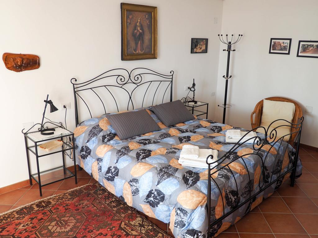 Tra Gli Ulivi Bed & Breakfast Pietra Ligure Oda fotoğraf