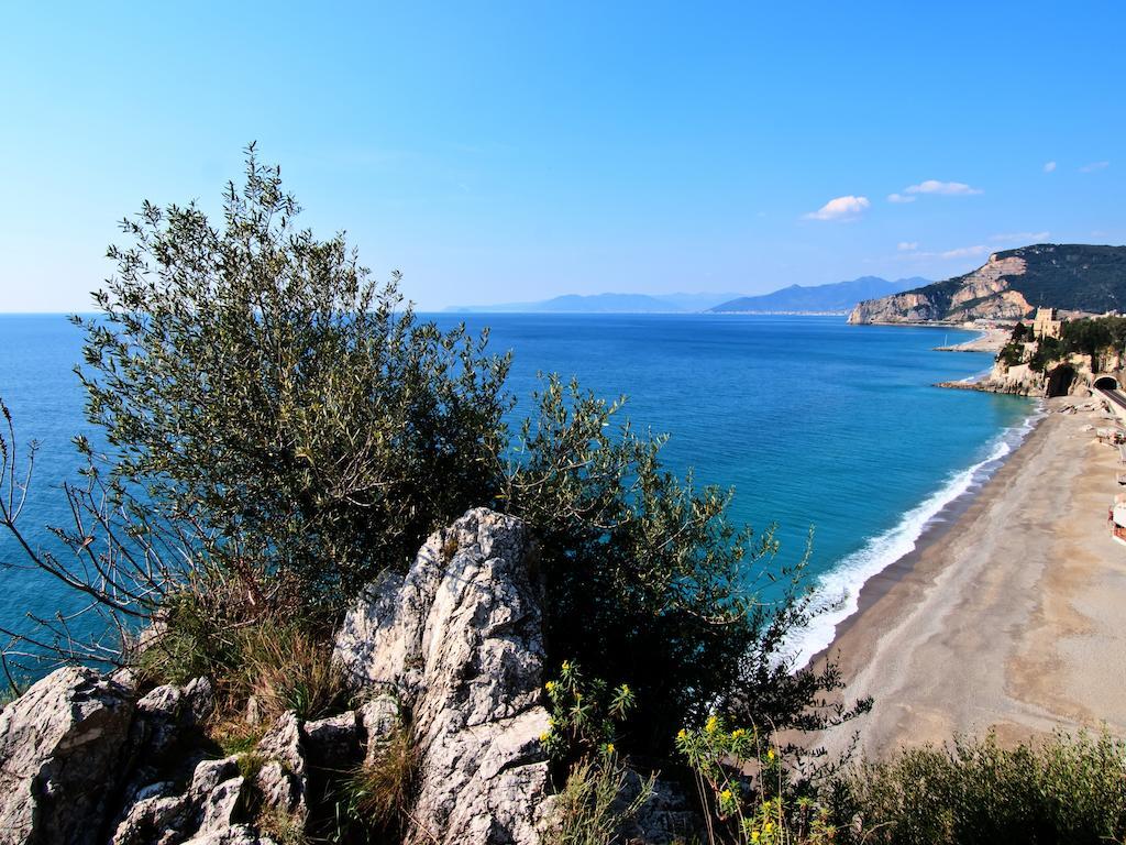 Tra Gli Ulivi Bed & Breakfast Pietra Ligure Dış mekan fotoğraf